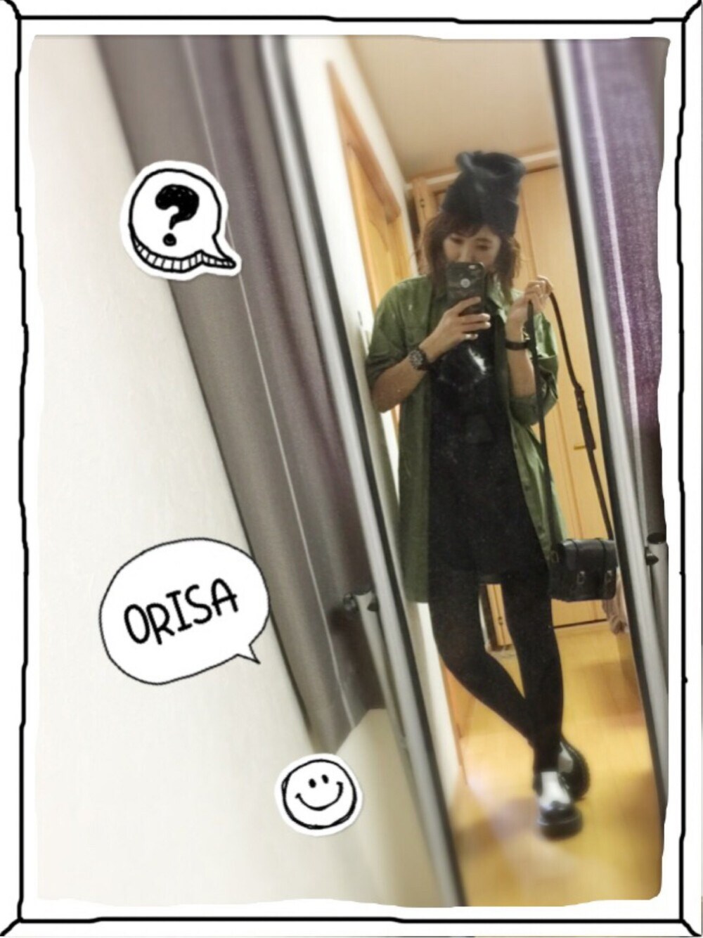 グリーン系のシャツ/ブラウス、ブラック系のつなぎ/オールインワン、ブラック系のバッグを着用したレディースの秋コーディネートの1枚目の写真