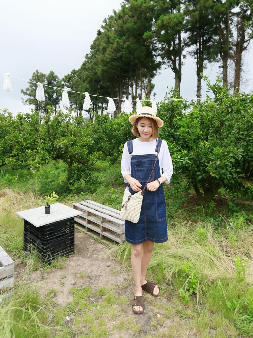 「サロペット、 カジュアル、 リラックススタイル、 シンプル、 夏、 ラフ、Tシャツ×デニム、 韓国ファッション、dailyabout、 デイリーアバウト」｜「Dailyaboutのストレートフィットデニムサロペットスカート（サロペット/オーバーオール、ブルー系）」を使った、DAILYABOUTさん（レディース・164cm）の夏コーディネートの1枚目の写真