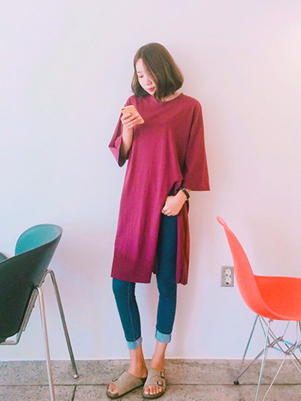 レッド系のTシャツ/カットソーを着用したレディースの夏コーディネートの1枚目の写真