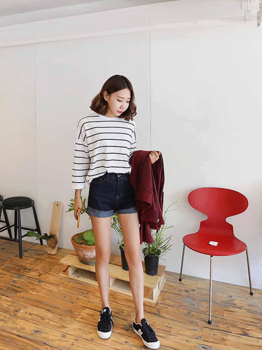ホワイト系のTシャツ/カットソーを着用したレディースの秋コーディネートの1枚目の写真
