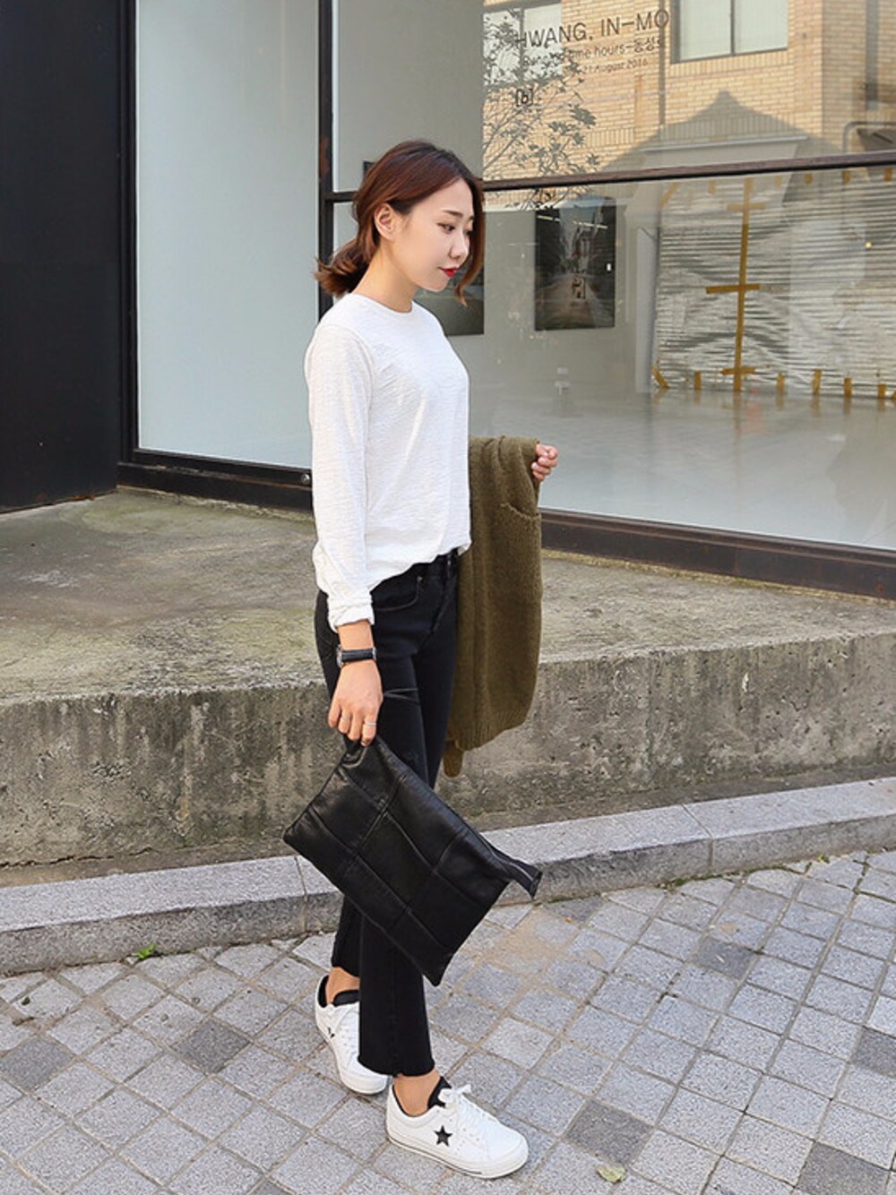 ホワイト系のTシャツ/カットソーを着用したレディースの秋コーディネートの1枚目の写真