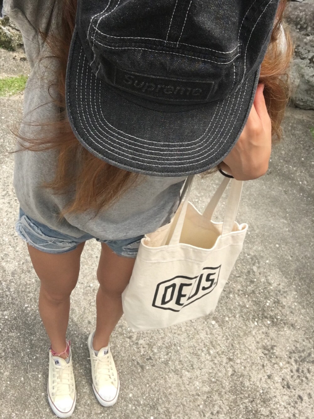 「スニーカー、ラフ、メンズ」｜「Supreme のアイテム（キャップ、ブラック系）」を使った、ro.01さん（レディース・165cm）の秋コーディネートの1枚目の写真