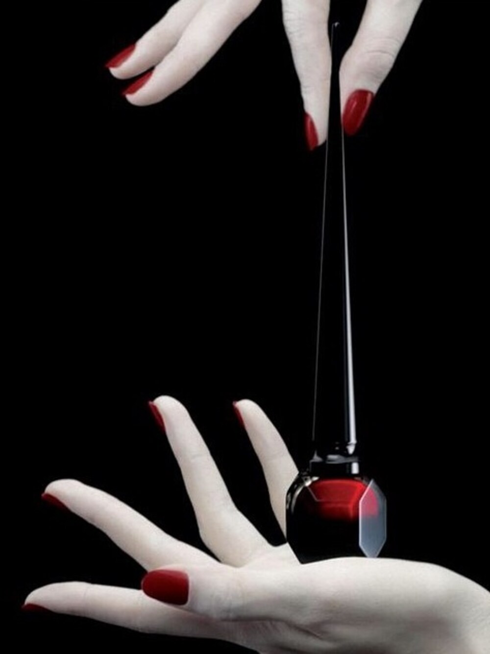 レッド系のその他ボディ・ヘアケアを着用したレディースの秋コーディネートの1枚目の写真