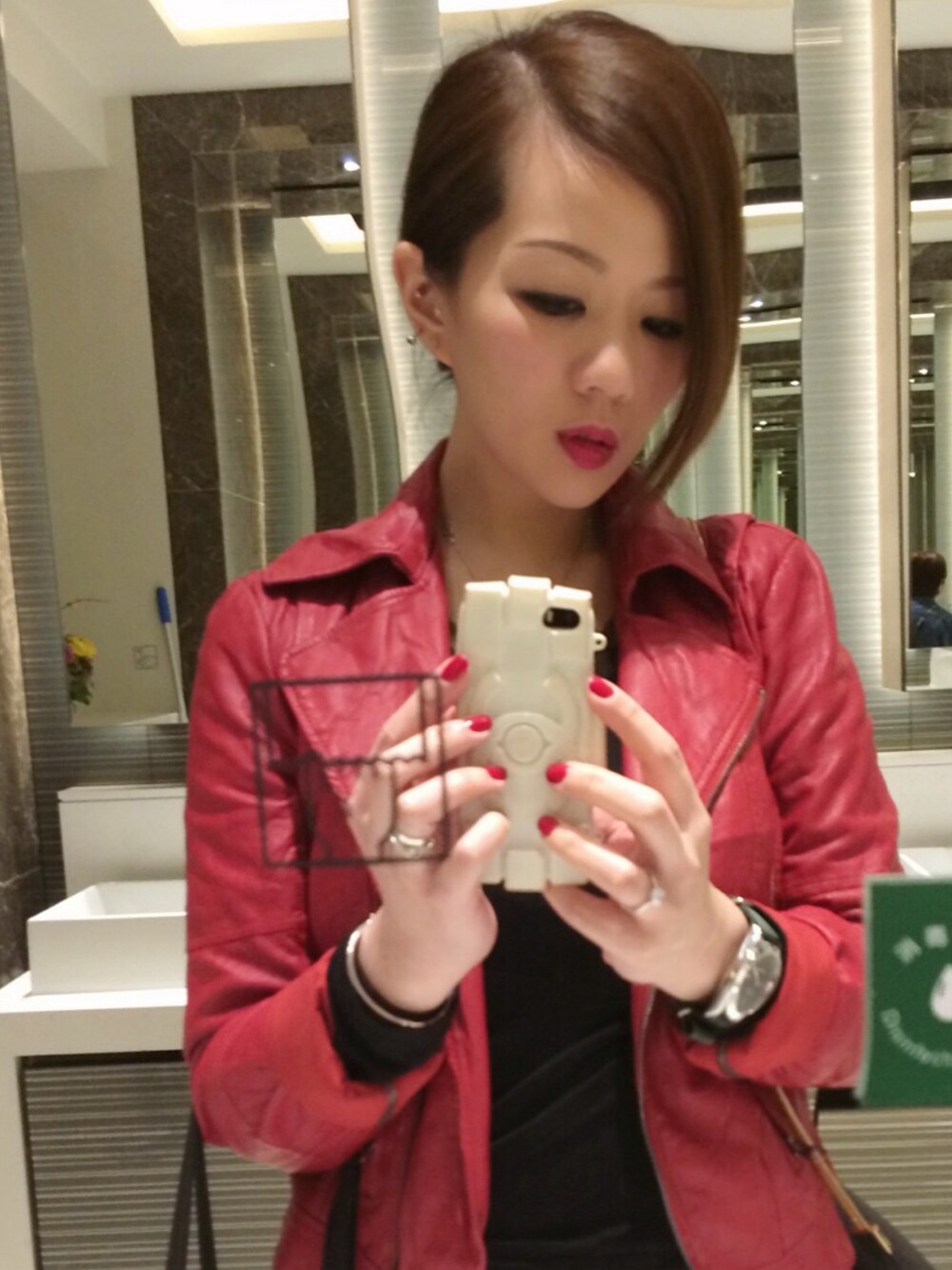 「red、chinesenewyear」｜「BAUHAUSのアイテム（ブルゾン、レッド系）」を使った、VanSy Cさん（レディース・166cm）の冬コーディネートの1枚目の写真