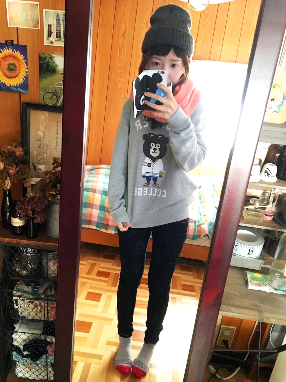 「休日スタイル、はるコーデ、ビームス　ティー(BEAMS T)、くまさん、スウェットトップス、ニット帽、フラボア、WEARBOOKエントリー、スキニーデニム、いつもありがとうございます」｜「BEAUTY&YOUTH UNITED ARROWSのアイテム（ニットキャップ/ビーニー、グレー系）」を使った、neco.さん（レディース・161cm）の春コーディネートの1枚目の写真