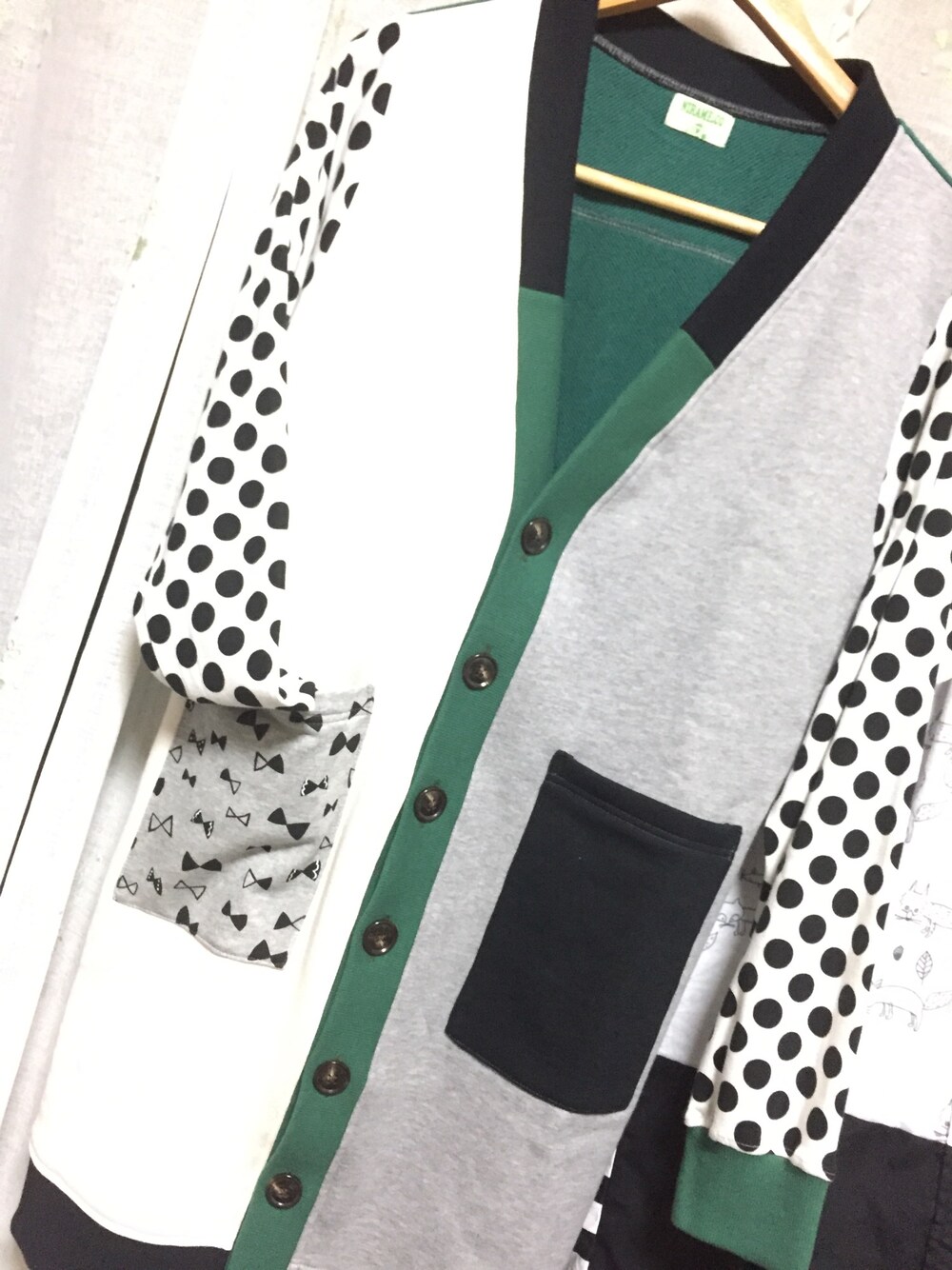 グリーン系のカーディガン/ボレロを着用したレディースの秋コーディネートの1枚目の写真