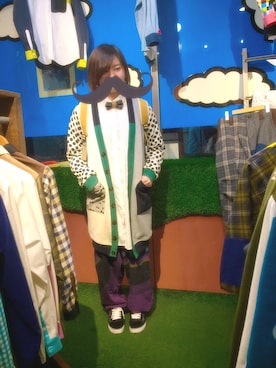 「シャツカーディガン」｜「アイテム（スニーカー）」を使った、まっちいさん（レディース・159cm）の冬コーディネート