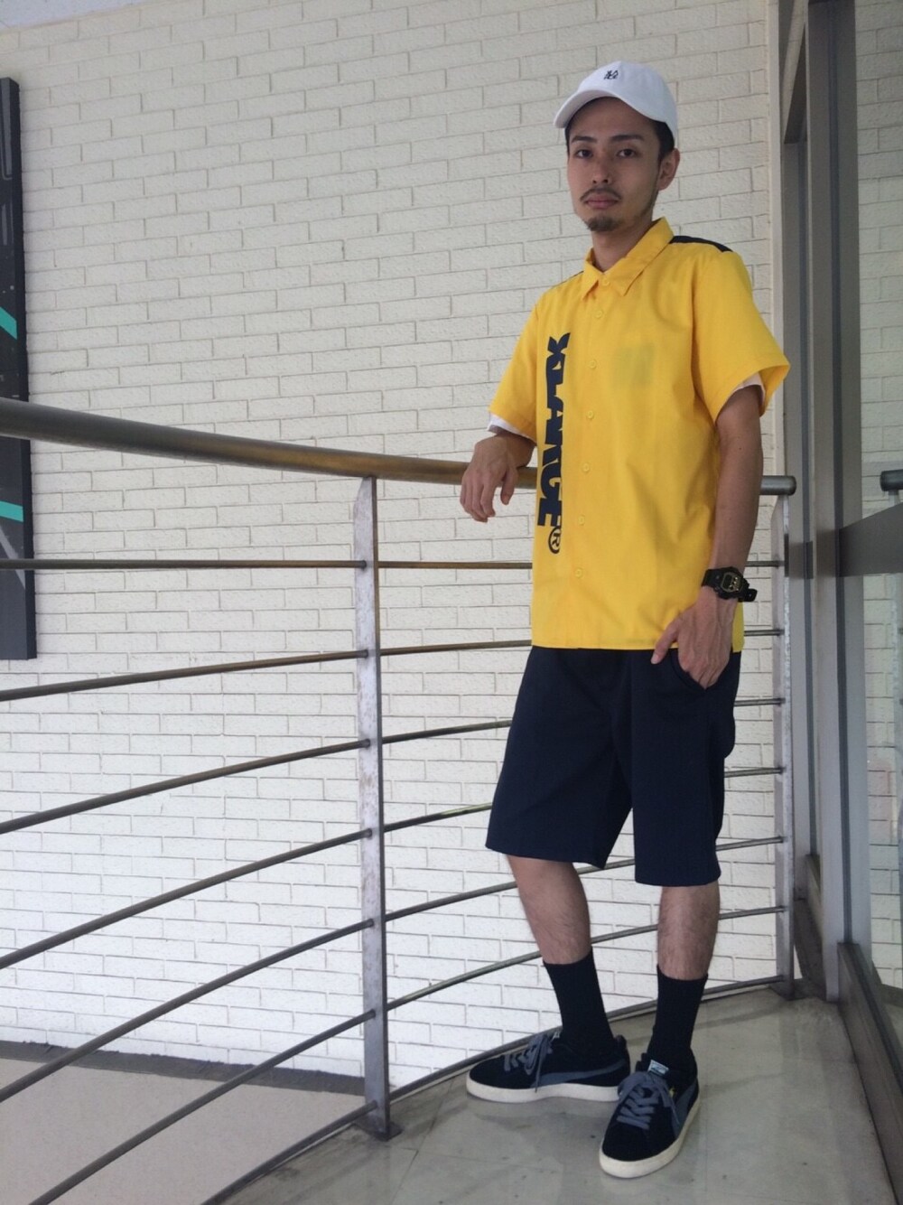 イエロー系のシャツ/ブラウス、ブルー系のその他パンツ、ホワイト系のキャップを着用したメンズの夏コーディネートの1枚目の写真