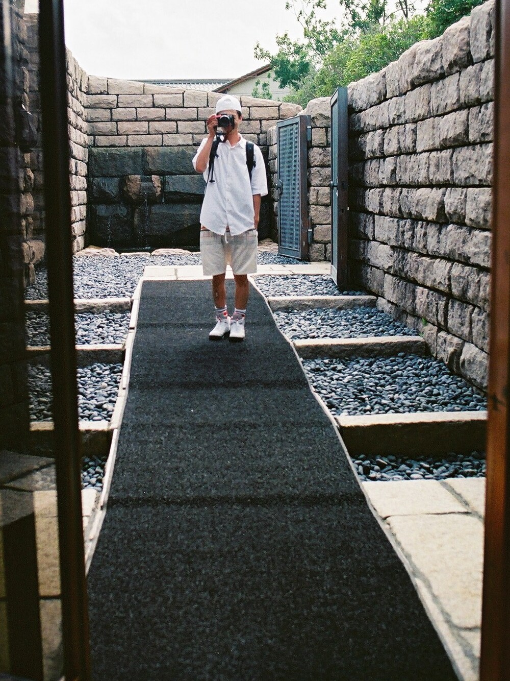「柄パンツ、白シャツ、Sise、白いスニーカー、Jordan」｜「SISEのCHECK CAP（キャップ、その他）」を使った、iMaboyさん（メンズ・172cm）の春コーディネートの1枚目の写真