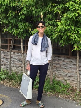 「アイテム（ストール/ショール）」を使った、동바오さん（メンズ・184cm）の春コーディネート