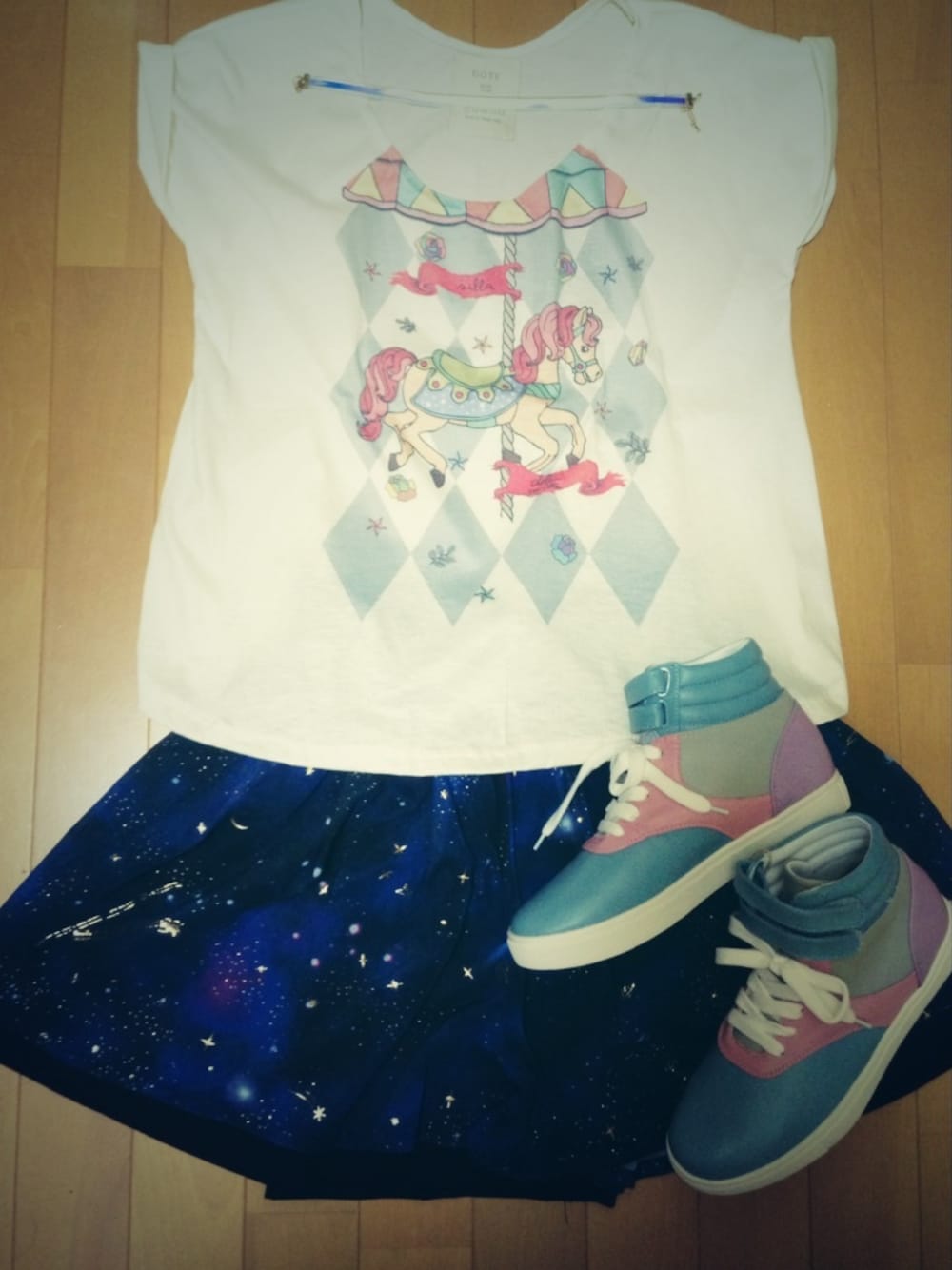 「ARROW、チョーカー、宇宙柄、nice claup、rovtski」｜「rovtskiのアイテム（Tシャツ/カットソー、ホワイト系）」を使った、さしみこんにゃくさん（レディース・162cm）の夏コーディネートの1枚目の写真