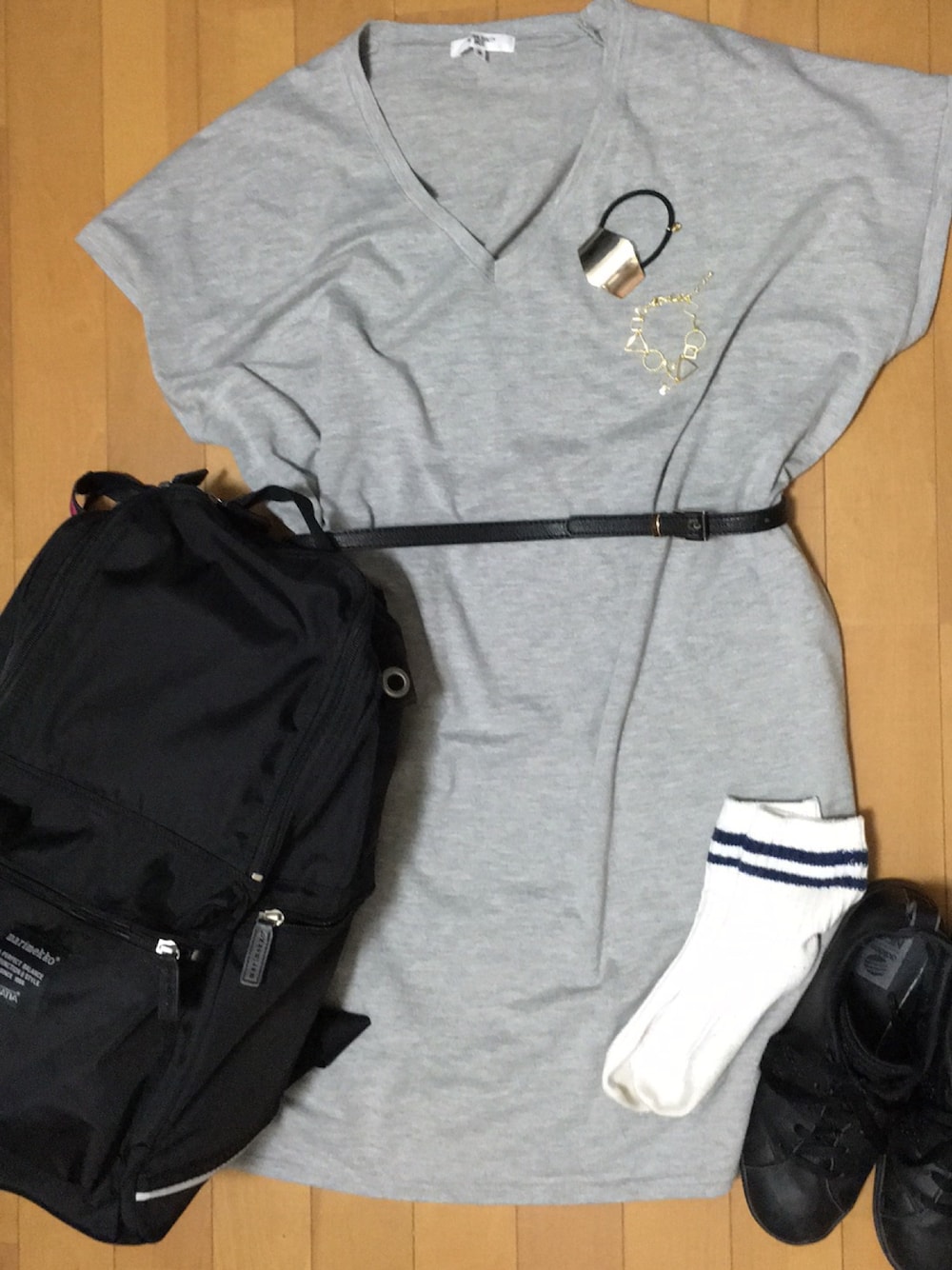 「シンプル、ワンピース、グレー」｜「marimekkoのRoadie / BUDDY（バックパック/リュック、ブラック系）」を使った、さしみこんにゃくさん（レディース・162cm）の夏コーディネートの1枚目の写真