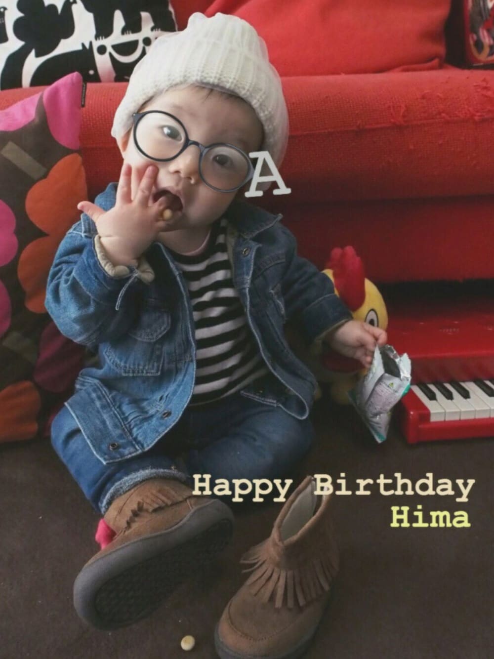 ブラック系のTシャツ/カットソー、ブルー系のデニムジャケット、ブルー系のデニムパンツを着用したキッズの冬コーディネートの1枚目の写真