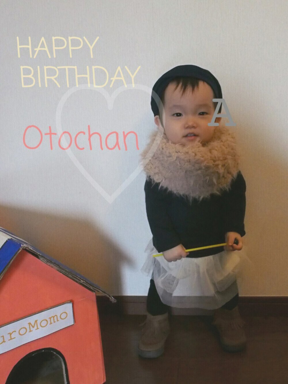 ブラック系のTシャツ/カットソー、ホワイト系のスカート、ブラウン系のブーツを着用したキッズの冬コーディネートの1枚目の写真