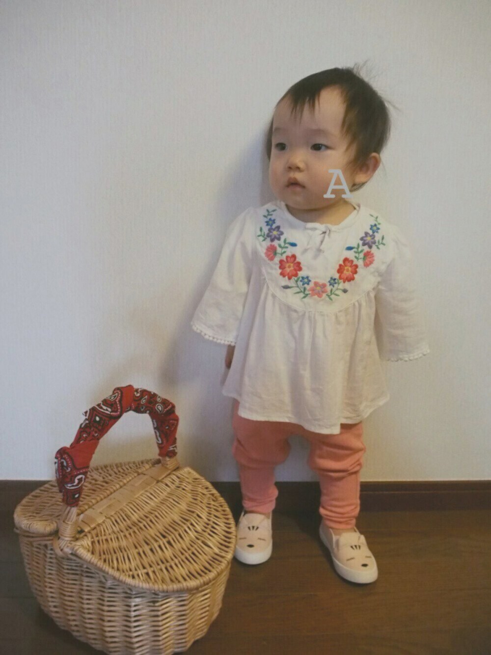 ホワイト系のシャツ/ブラウス、ピンク系のその他パンツ、ピンク系のその他シューズを着用したキッズの春コーディネートの1枚目の写真