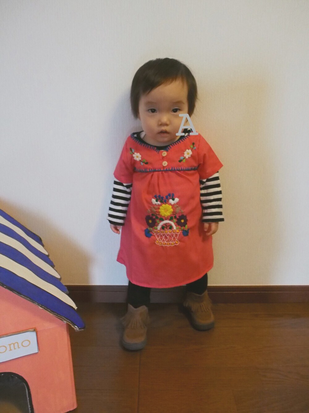 ピンク系のワンピース、ブラウン系のブーツ、その他のその他を着用したキッズの春コーディネートの1枚目の写真