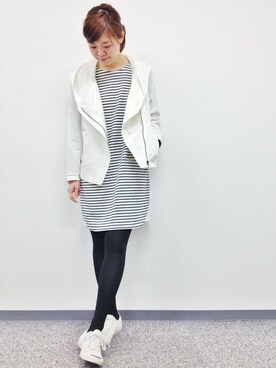 「白いスニーカー」｜「アイテム（ブルゾン）」を使った、おかださん（レディース・164cm）の春コーディネート