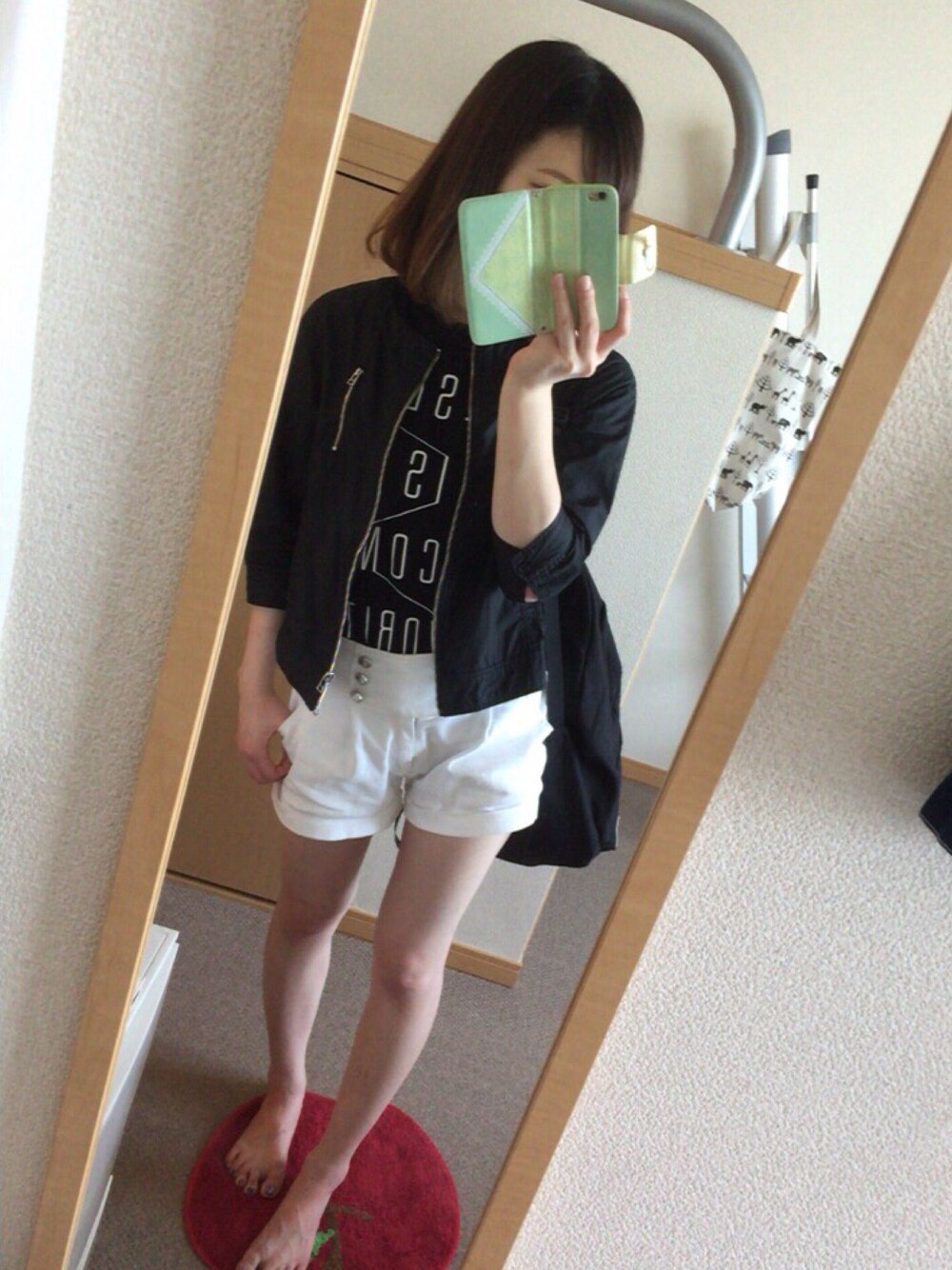 ホワイト系のその他パンツ、ブラック系のTシャツ/カットソー、ブラック系のブルゾンを着用したレディースの夏コーディネートの1枚目の写真