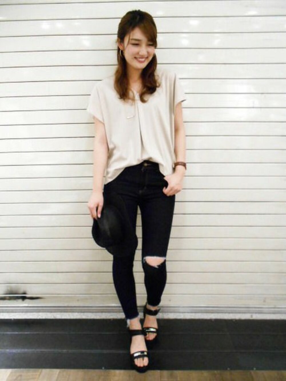 「デニム、パンツ、スキニー、Vネック、ジーナシス、帽子、サンダル、ミラノリブ、ダメージデニム、サマーニット」｜「JEANASISのミラノフロントタックSS/723634 （Tシャツ/カットソー、ベージュ系）」を使った、JEANASIS 京都ポルタ店STAFFさん（レディース・167cm）の春コーディネートの1枚目の写真