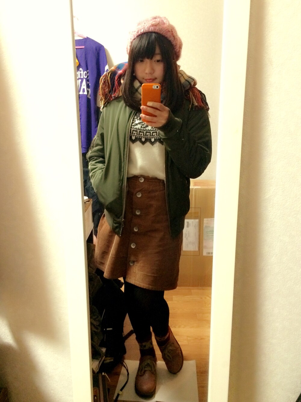 その他のスカート、グリーン系のジャケット/アウター、ホワイト系のニット/セーターを着用したレディースの冬コーディネートの1枚目の写真