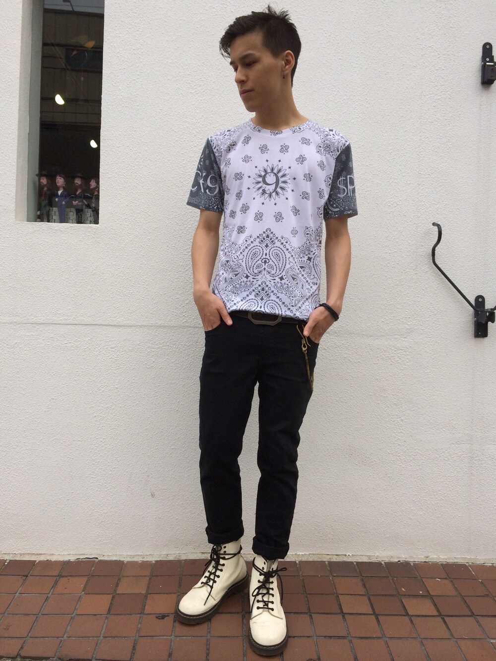 ホワイト系のTシャツ/カットソーを着用したメンズの夏コーディネートの1枚目の写真