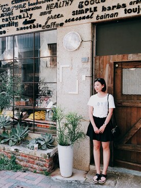 「BEAMS（ビームス）のアイテム（イヤリング）」を使った、邵子龍さん（レディース・167cm）の夏コーディネート