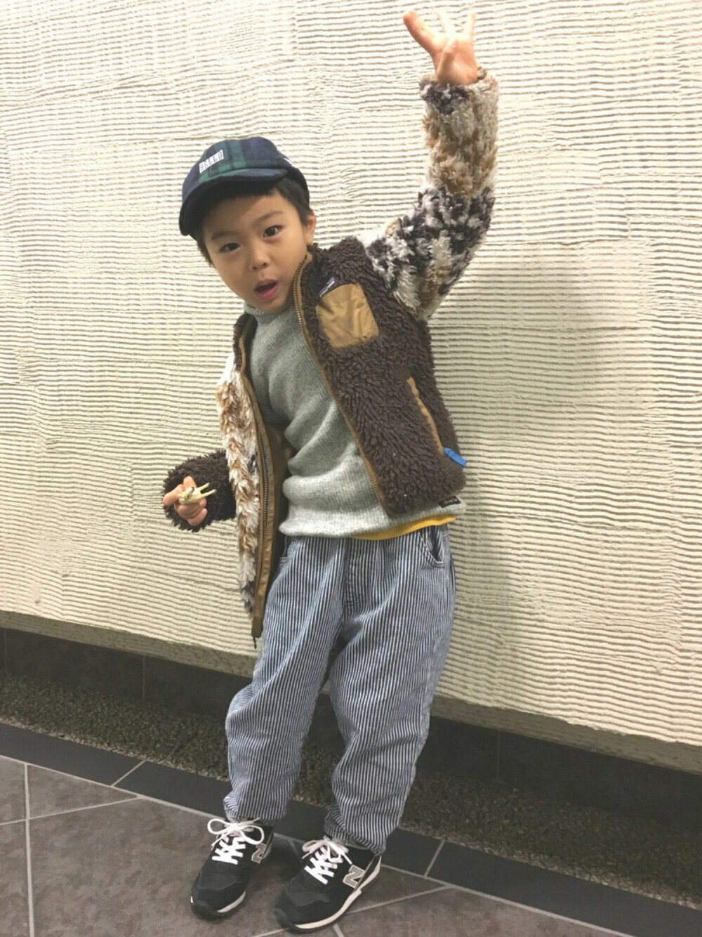 「kids、おとこのこ、キッズコーデ、CAP、躍動感、5歳、patagonia、タータンチェック、柄×柄」｜「patagoniaのアイテム（ジャケット/アウター、ブラウン系）」を使った、ててさん（キッズ・110cm）の秋コーディネートの1枚目の写真