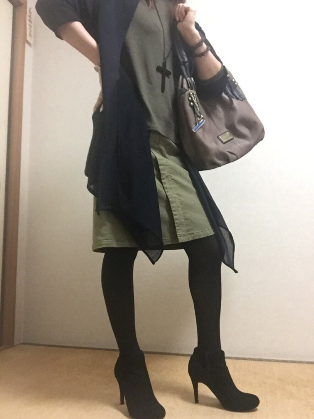 「スカート、スカートスタイル、ブーツ、ロングカーディガン、カジュアルコーデ、autumn、ショートブーツ、シンプル、カーキスカート、アラフォー」｜「GIANNI LO GIUDICEのアイテム（カーディガン/ボレロ、ブラック系）」を使った、KeyeR@1iさん（レディース・160cm）の秋コーディネートの1枚目の写真