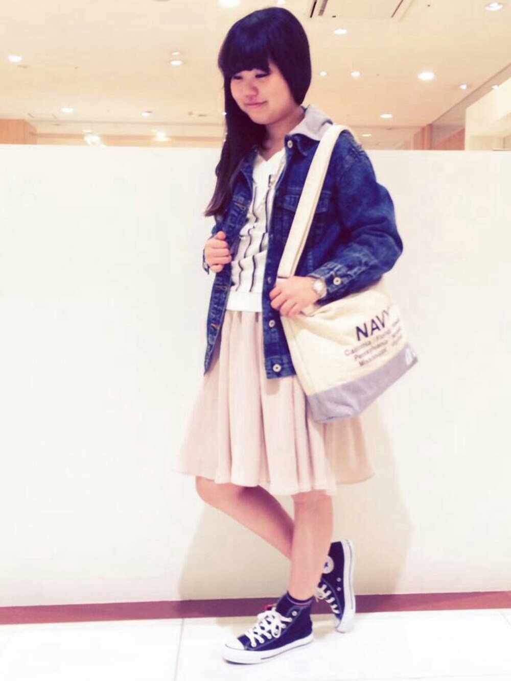 「AS KNOW AS PINKY、AS KNOW AS、コンバース、コンバース オールスター、デニムジャケット、ストライプ、キャメル、着まわしリレー、着まわし、カジュアル」｜「AS KNOW AS PINKYのアイテム（その他トップス、ホワイト系）」を使った、モリオカさん（レディース・160cm）の冬コーディネートの1枚目の写真