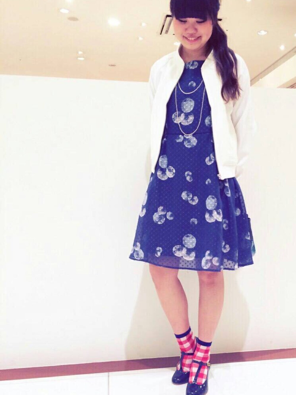 「AS KNOW AS PINKY、AS KNOW AS、着まわしリレー、水玉、ワンピース、白ブルゾン、お花見コーデ、ピクニック」｜「AS KNOW AS PINKYの【MORE5月号掲載】ふんわりｷﾗﾘと水玉OP（ワンピース、ブルー系）」を使った、モリオカさん（レディース・160cm）の春コーディネートの1枚目の写真