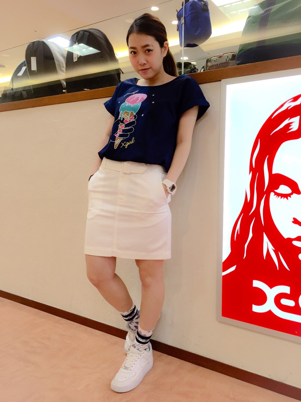ホワイト系のTシャツ/カットソー、ホワイト系のスカートを着用したレディースの春コーディネートの1枚目の写真