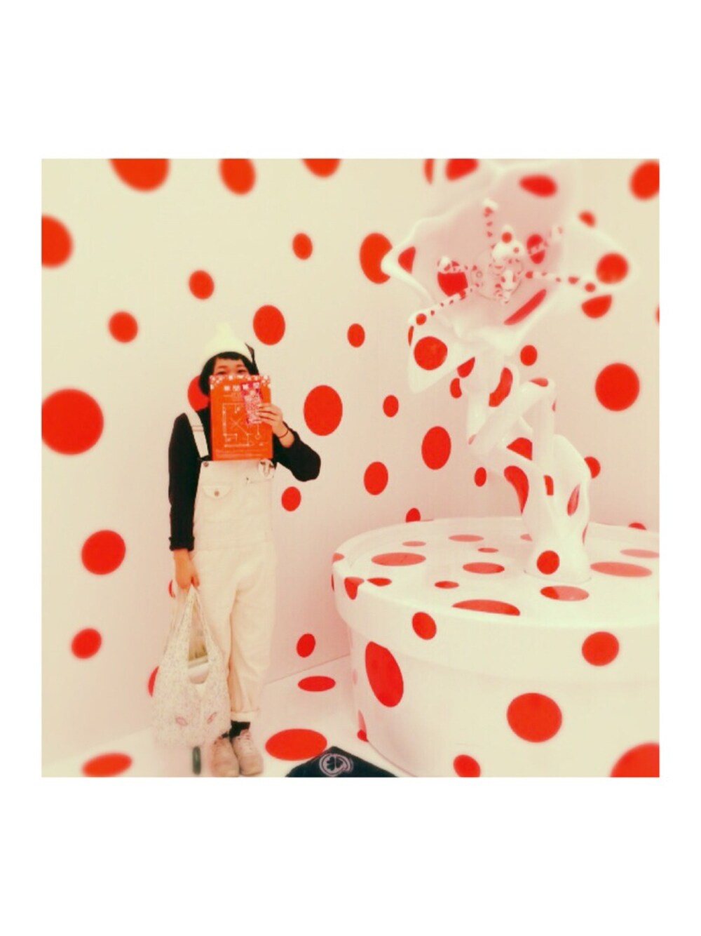 ホワイト系のトートバッグ、ホワイト系のスニーカーを着用したレディースの秋コーディネートの1枚目の写真