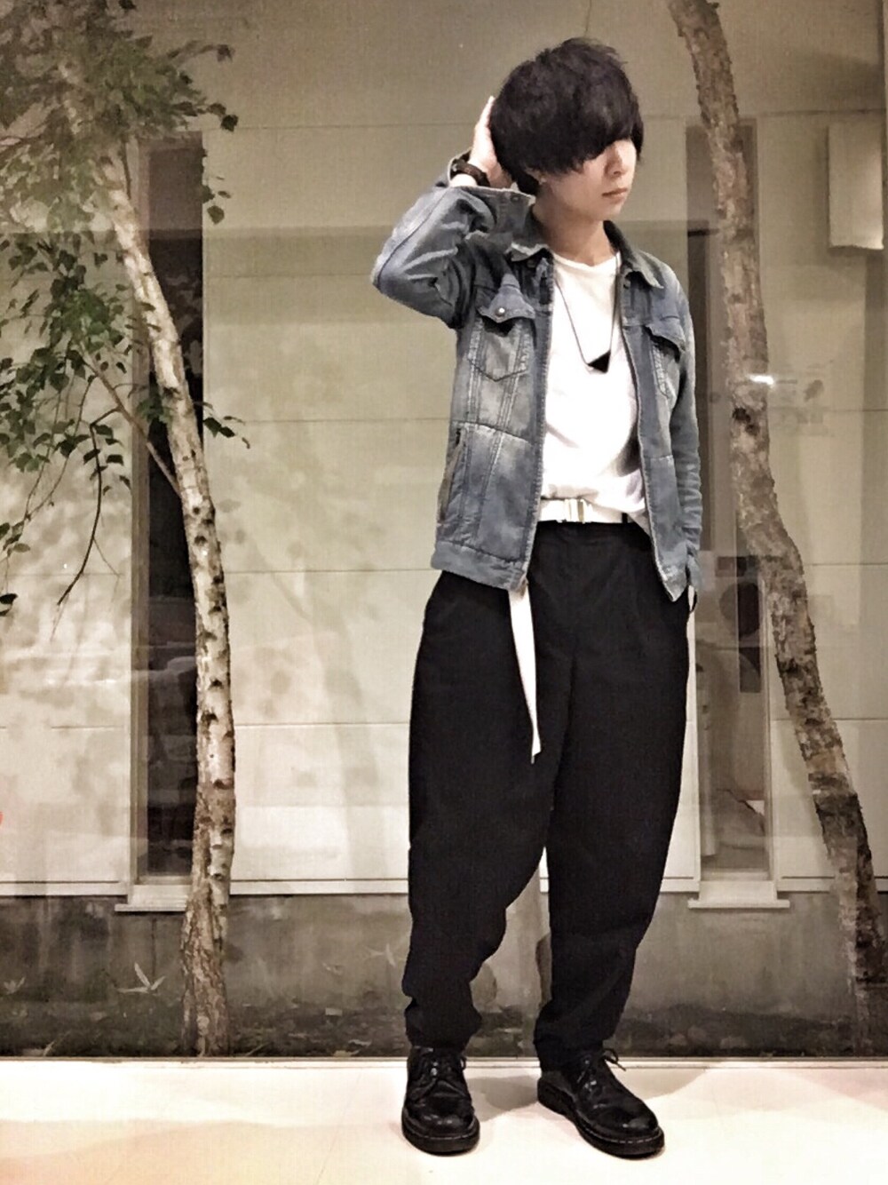 「秋のコーデ、ロールアップ、ootd、レイヤードスタイル、outfit、デニムジャケット、ジャケット、オトナカジュアル、モノトーン、モード」｜「N.HOOLYWOODのアイテム（デニムジャケット、ブルー系）」を使った、RYOTAさん（メンズ・170cm）の秋コーディネートの1枚目の写真