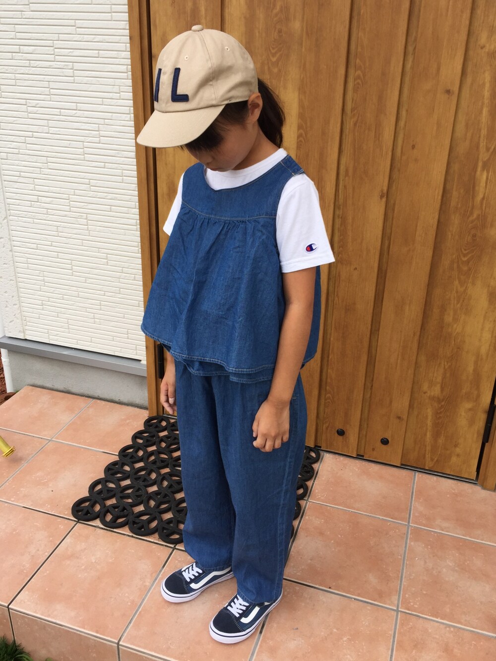 「kids、キッズコーデ、カジュアル、女の子、オールインワン、バンズ、キャップ、雨の日、梅雨」｜「GUのアイテム（つなぎ/オールインワン、ブルー系）」を使った、Momopiさん（キッズ・130cm）の夏コーディネートの1枚目の写真