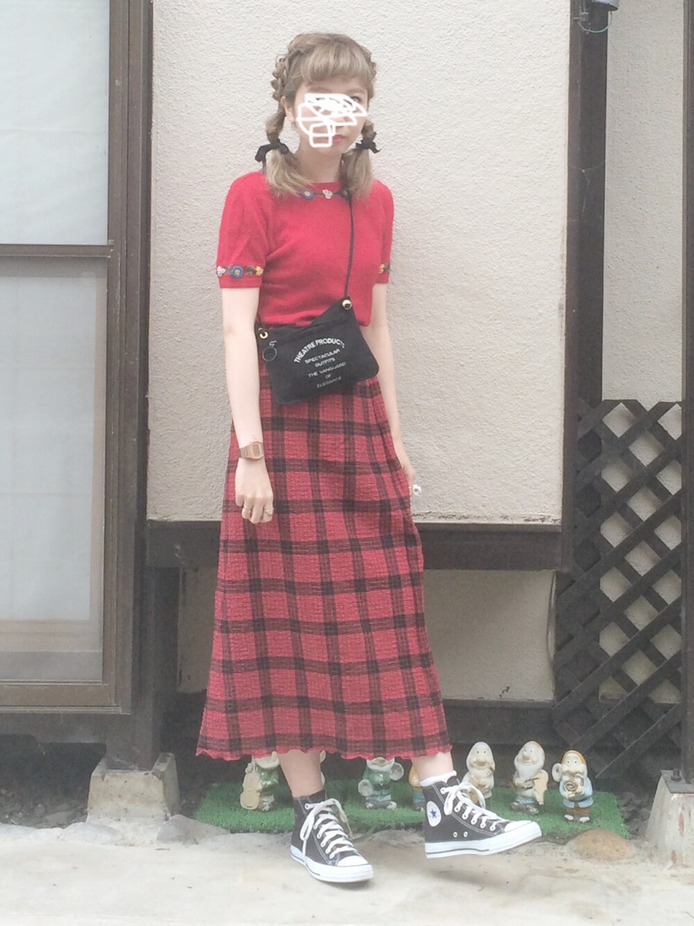 「シアタープロダクツ(THEATRE PRODUCTS)、赤、赤×黒、古着、ヘアアレンジ、ツインテール、チェックスカート、ロングスカート」｜「THEATRE PRODUCTSのナッピングメルトン ショルダーポシェット（ショルダーバッグ、ブラック系）」を使った、sumika .さん（レディース・164cm）の秋コーディネートの1枚目の写真
