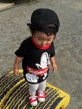 「NEWERAのアイテム（キャップ、ブラック系）」を使った、Rin Koizumiさん（キッズ）の夏コーディネート