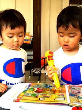 「Champion（チャンピオン）のアイテム（Tシャツ/カットソー、ホワイト系）」を使った、Rin Koizumiさん（キッズ）の夏コーディネート