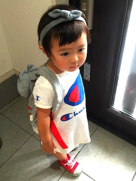 「Champion（チャンピオン）のアイテム（ワンピース、ホワイト系）」を使った、Rin Koizumiさん（キッズ）の夏コーディネート