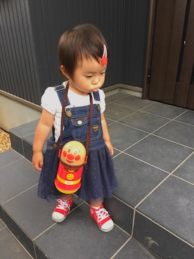 「Wrangler（ラングラー）のアイテム（サロペット/オーバーオール、ブルー系）」を使った、Rin Koizumiさん（キッズ）の夏コーディネート