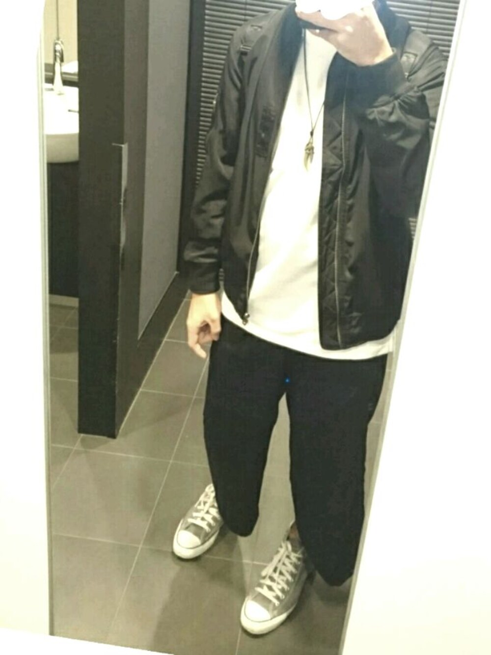 「エムエーワン、MA-1、冬」｜「92nd Street shoe makersのアイテム（ネックレス、ゴールド系）」を使った、Noahさん（メンズ・177cm）の秋コーディネートの1枚目の写真
