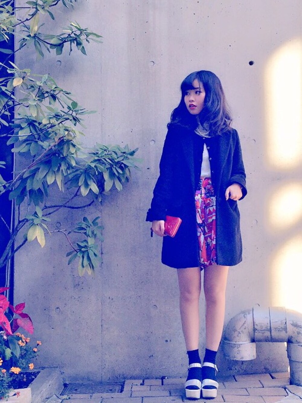 「Lily Brown、赤×黒、シルバー、黒カーディガン、黒髪、LouisVuitton」｜「LILY BROWNのベロア風ニットカーディガン（カーディガン/ボレロ、ブラック系）」を使った、セシル。さん（レディース・160cm）の冬コーディネートの1枚目の写真
