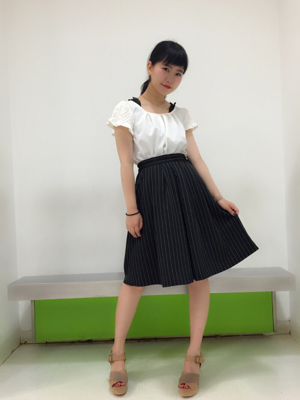 「ガウチョパンツ、one after another NICE CLAUP、イニシャル、白トップス、肩フリル、黒髪、Lily Brown、ドラフトONE」｜「one after another NICE CLAUPの【ナイスクラップ】ジャガード柄プルオーバーＴ（Tシャツ/カットソー、ホワイト系）」を使った、セシル。さん（レディース・160cm）の夏コーディネートの1枚目の写真