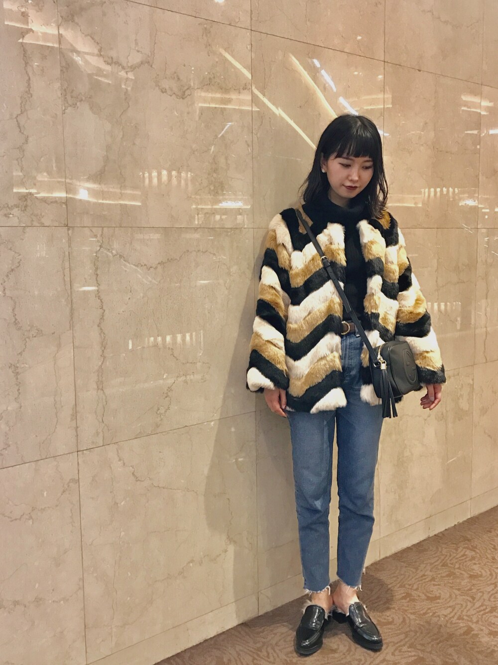 「秋冬コーデ、デニムパンツ、タートルネック、ローファー、ファーコート、snidel、Lily Brown、ブラック、GUCCI、大人カジュアル」｜「LILY BROWNのエコファーコート（その他アウター、ブラック系）」を使った、セシル。さん（レディース・160cm）の秋コーディネートの1枚目の写真