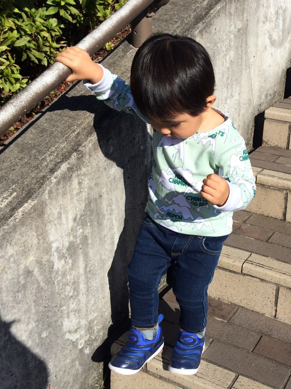 「minirodini、petitmain、NIKE」｜「minirodiniのアイテム（Tシャツ/カットソー、グリーン系）」を使った、eichiさん（キッズ・90cm）の秋コーディネートの1枚目の写真