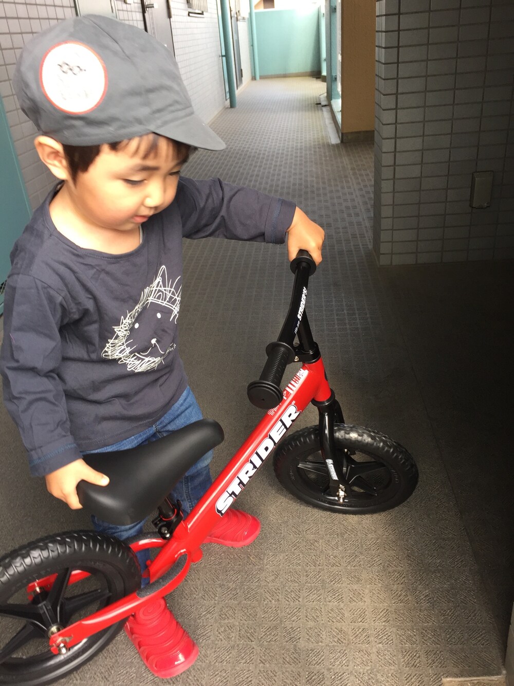 「ストライダー、あかいくつ、ダイナモフリー、公園スタイル、bobochoses」｜「STRIDERのアイテム（スポーツグッズ、レッド系）」を使った、eichiさん（キッズ・100cm）の春コーディネートの1枚目の写真