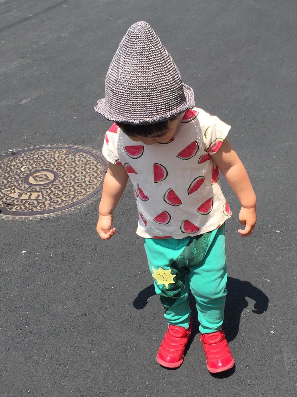 「bobochoses、ZARAKIDS、フルーツモチーフ、ナイキ、トンガリ帽子、麦わら帽子」｜「ZARA KIDSのアイテム（Tシャツ/カットソー、その他）」を使った、eichiさん（キッズ・90cm）の夏コーディネートの1枚目の写真