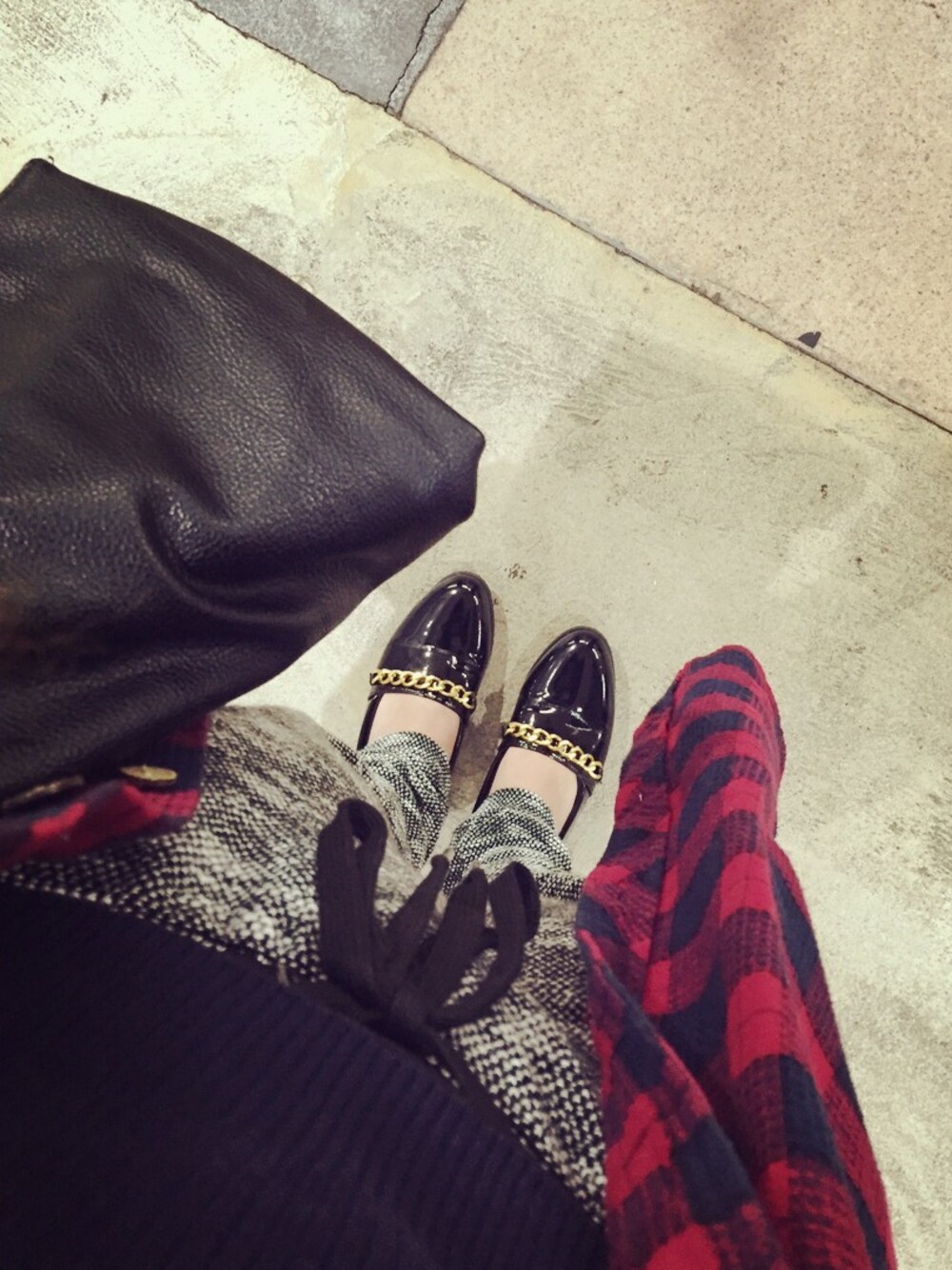 グレー系のその他パンツ、レッド系のシャツワンピースを着用したレディースの冬コーディネートの1枚目の写真