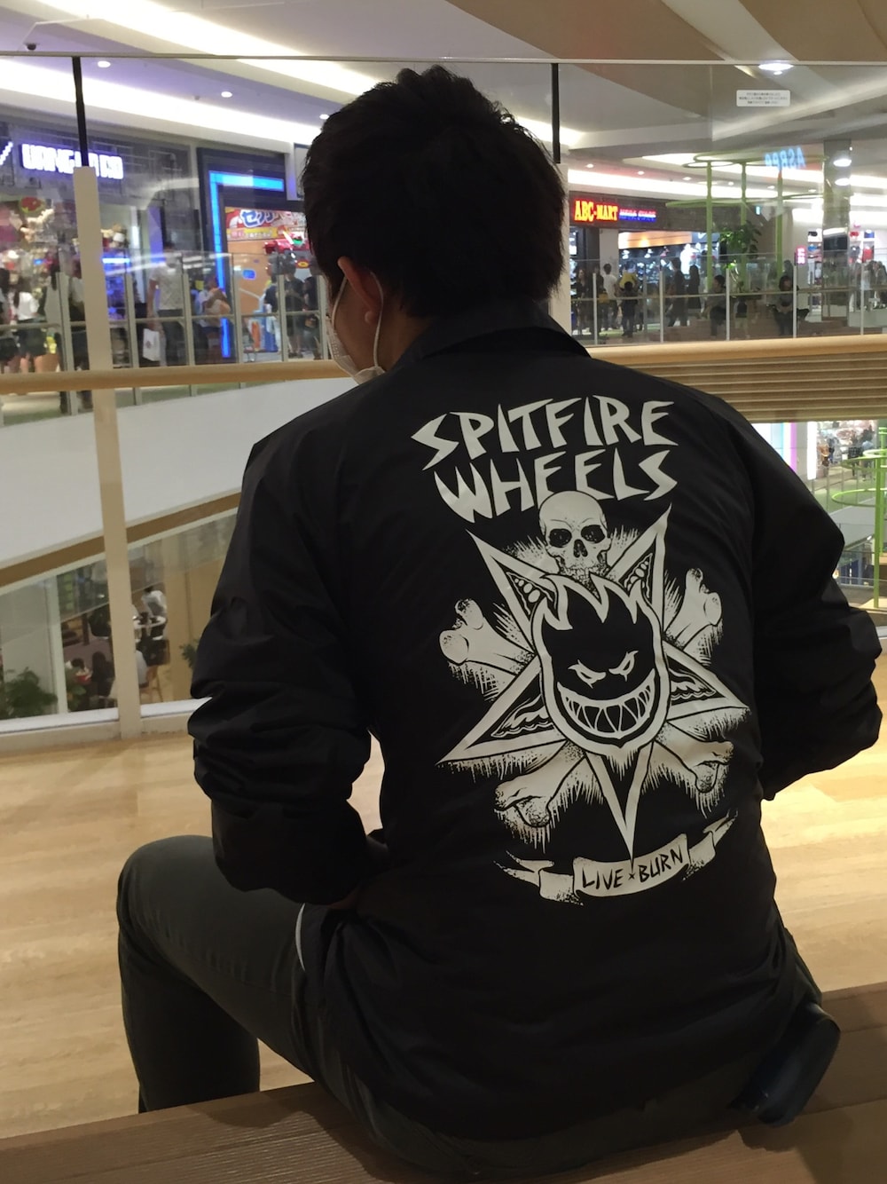 「スピットファイア、spitfire、ストリート、street、スケボー、supreme、stussy、スケータースタイル」｜「spitfireのアイテム（ナイロンジャケット、ブラック系）」を使った、kentoさん（メンズ・270cm）の秋コーディネートの1枚目の写真