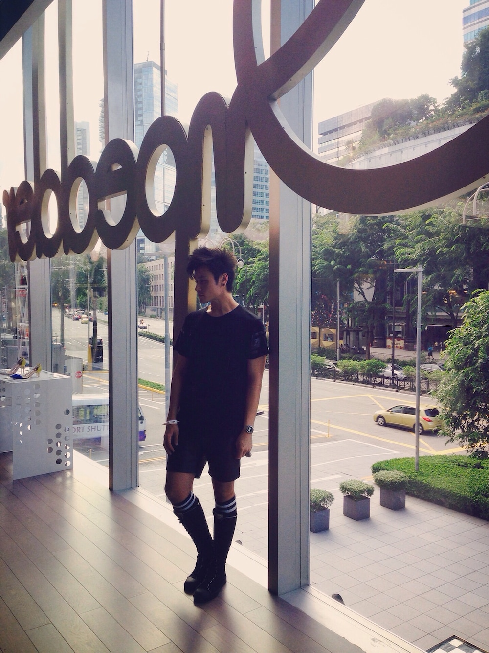 「wearsg、menswear、asianboys」｜「cotton onのアイテム（Tシャツ/カットソー、ブラック系）」を使った、Edgard Tan Anyeeさん（メンズ・175cm）の冬コーディネートの1枚目の写真