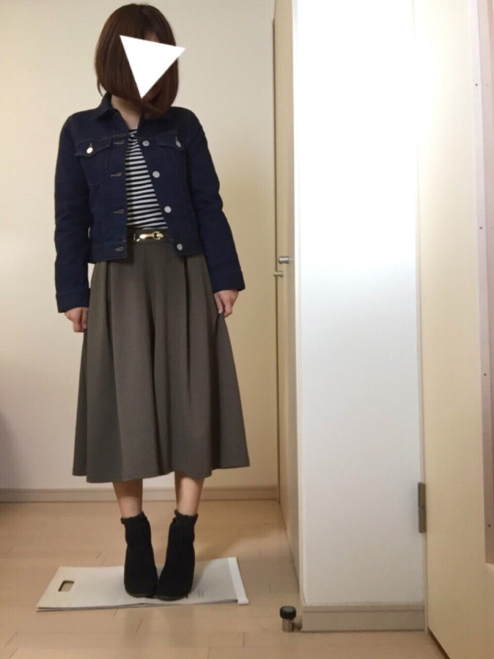 ブルー系のデニムジャケット、グリーン系のパンツ、ブラック系のブーツを着用したレディースの冬コーディネートの1枚目の写真
